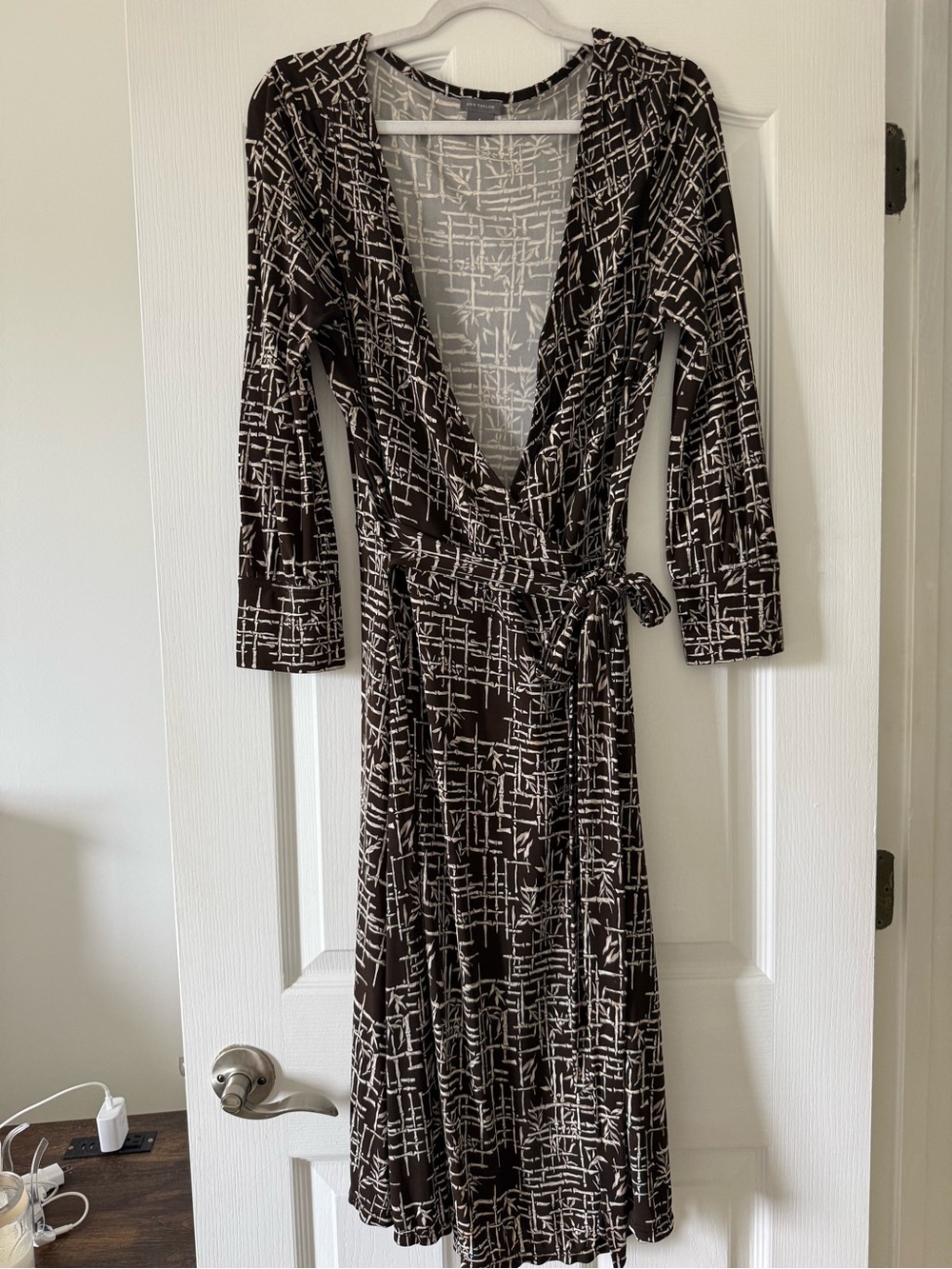 Ann Taylor Size 8 Brown Cream Abstract Print Wrap Dress